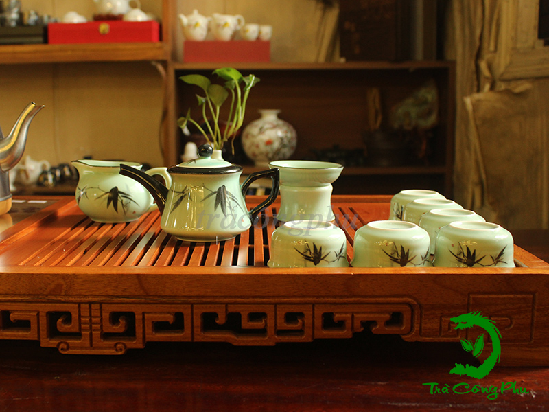 Bộ ấm chén bao gồm 1 ấm và 6 chén, 1 tống chuyên trà, 01 phễu lọc